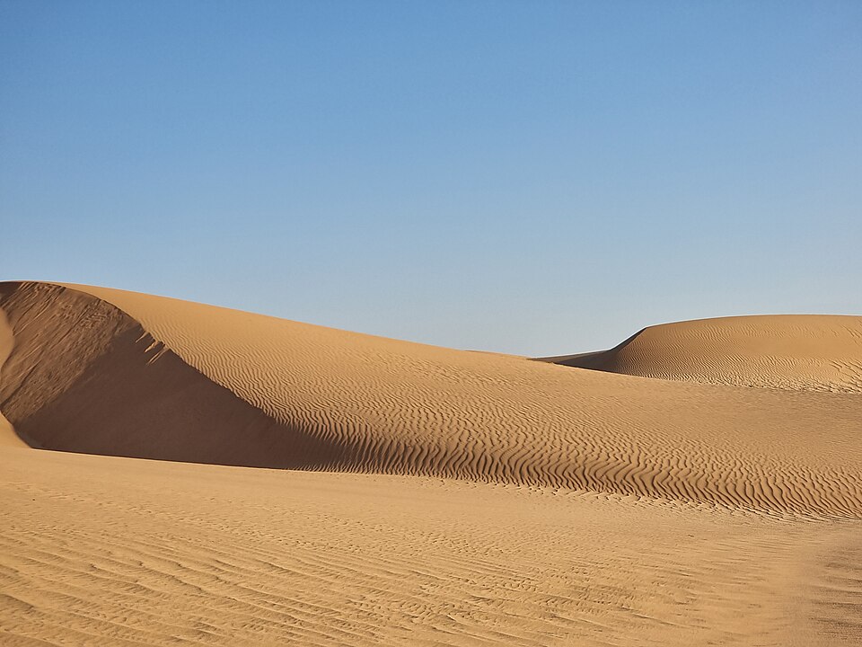 كثبان عند مشارف الصحراء